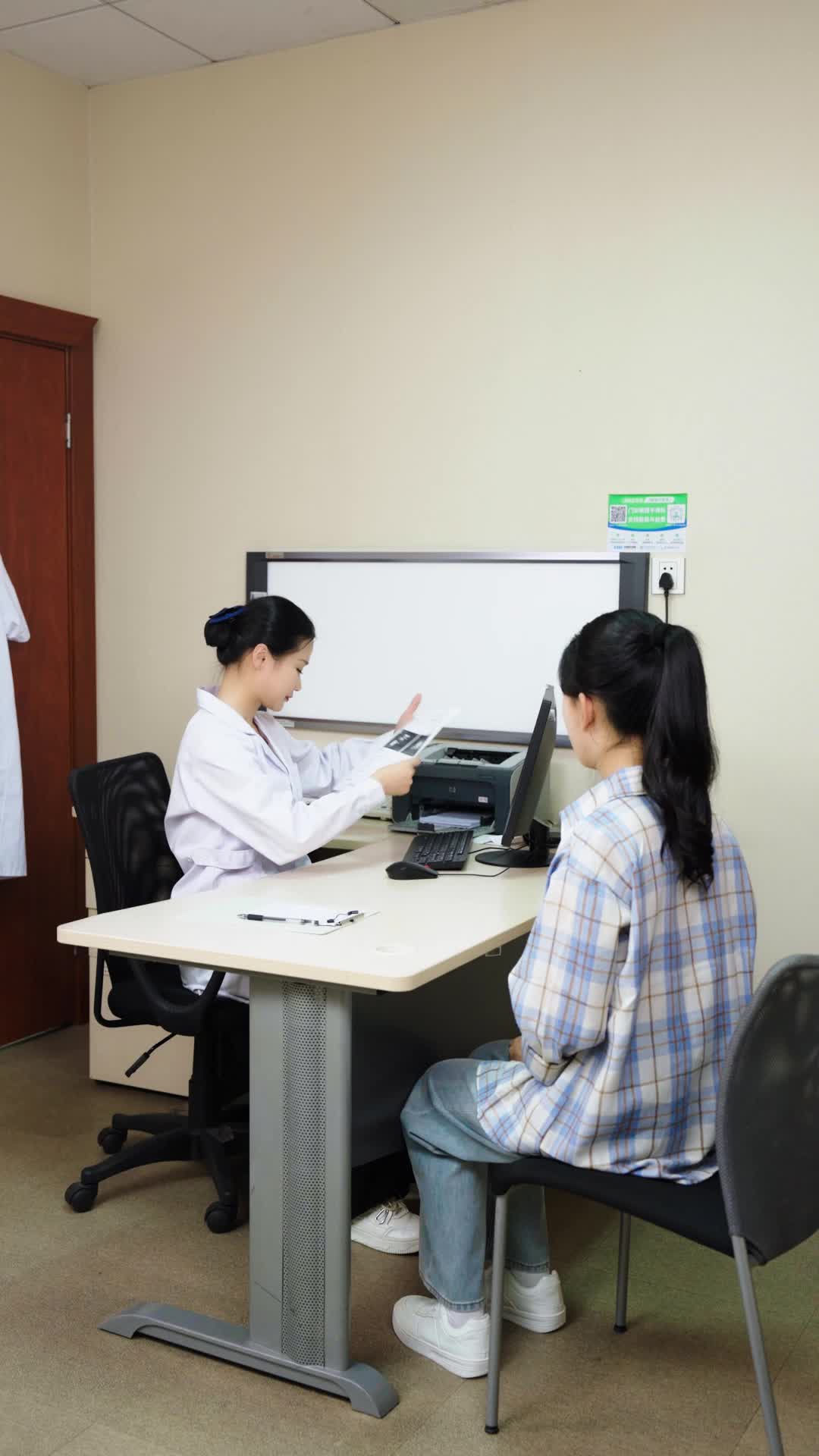 第1集 - 怀了帝国继承人后，被全帝国团宠